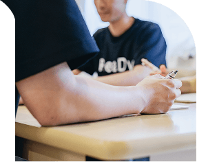 食事をサポートするスタッフと利用者さんの写真