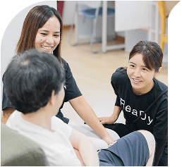 スタッフ同士の会話中の手元写真