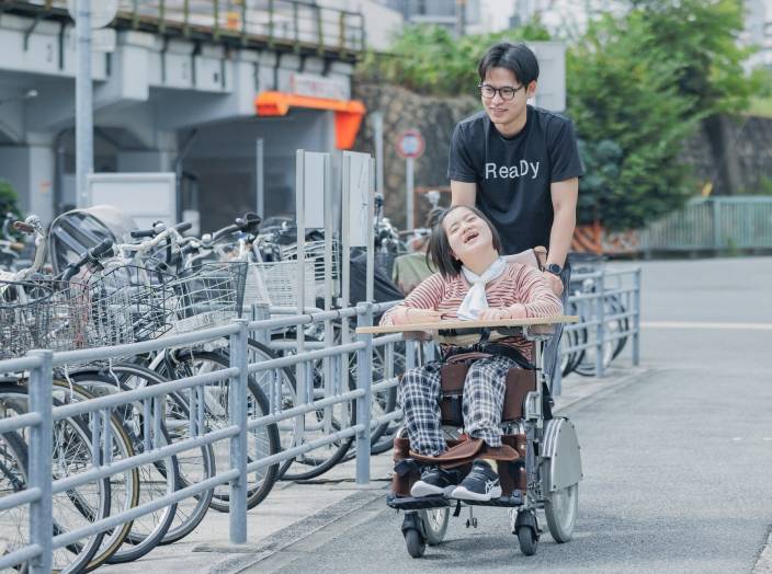 外出を支援をしているスッタフと利用者さんの写真