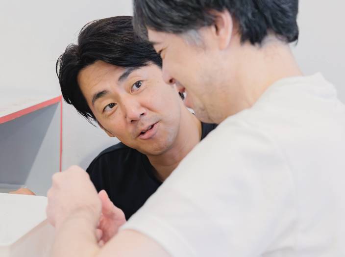 利用者さんのサポートをしているスタッフの写真