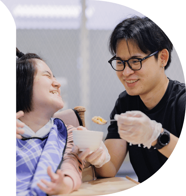 利用者に寄り添いサポート支援をしているスタッフの写真